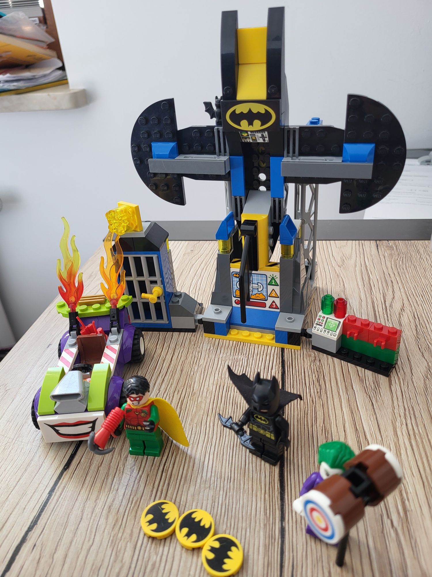 Lego Juniors 10753 Atak Jokera na Jaskinię Batmana