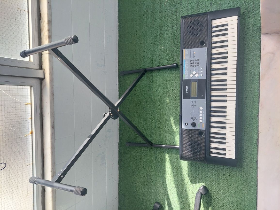 Piano Yamaha PSR-E233  elétrico com suporte