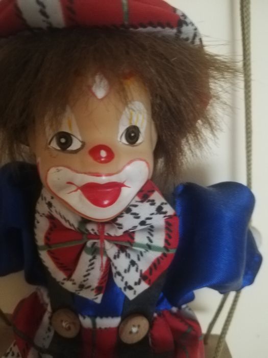 Lalka porcelanowa klaun na hustawce
