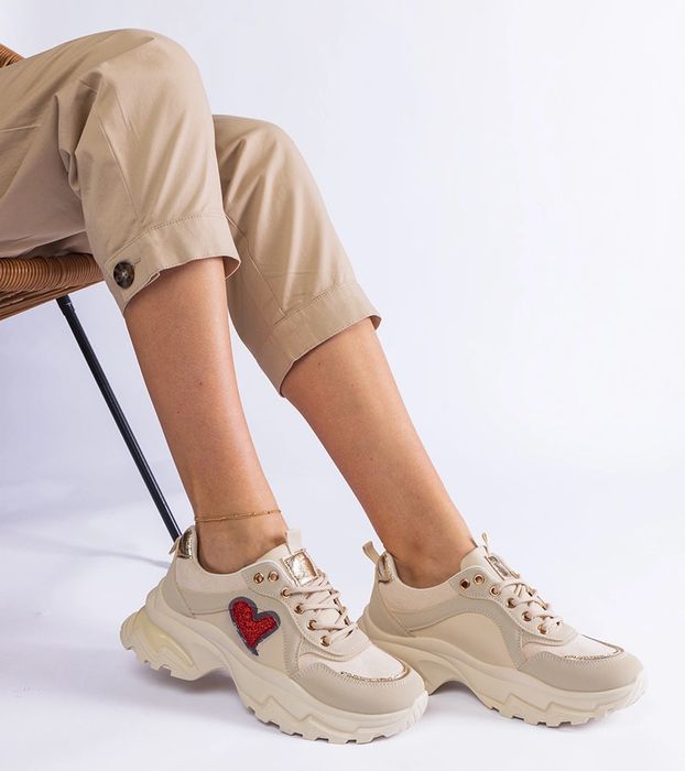 Beżowe sneakersy na platformie z serduszkiem Martineza