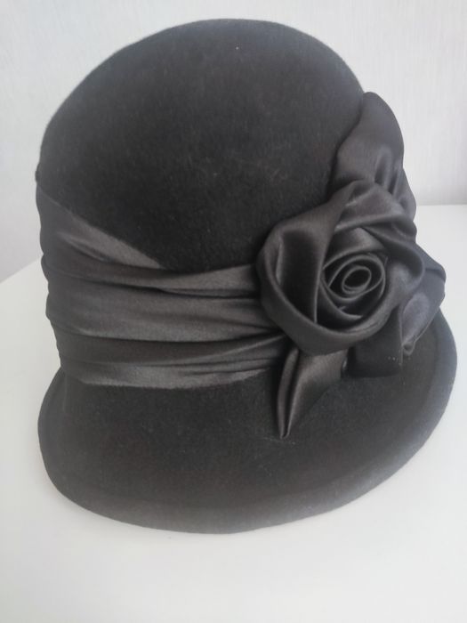 Сучасна жіноча  шляпка сірого кольору та чорна фетрова р.60