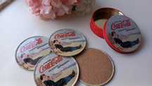Lata ( vintage ) com 4 bases de copos da Coca-Cola
