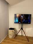Smart TV Hisense full HD 4K  com tripé