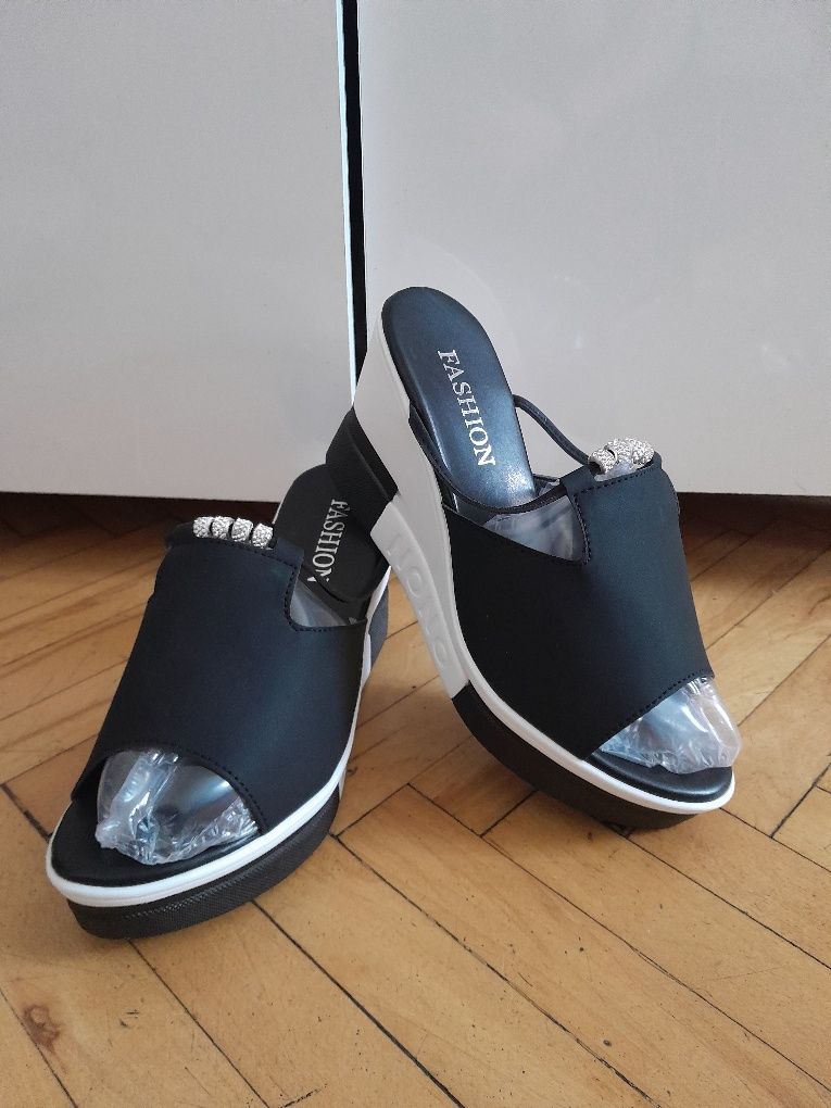 Buty na koturnie