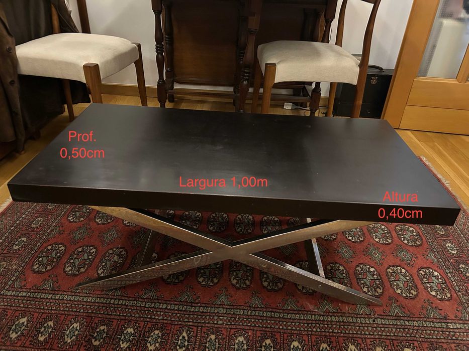 Mesa apoio ao sofá na cor venguê com estrutura metálica em X