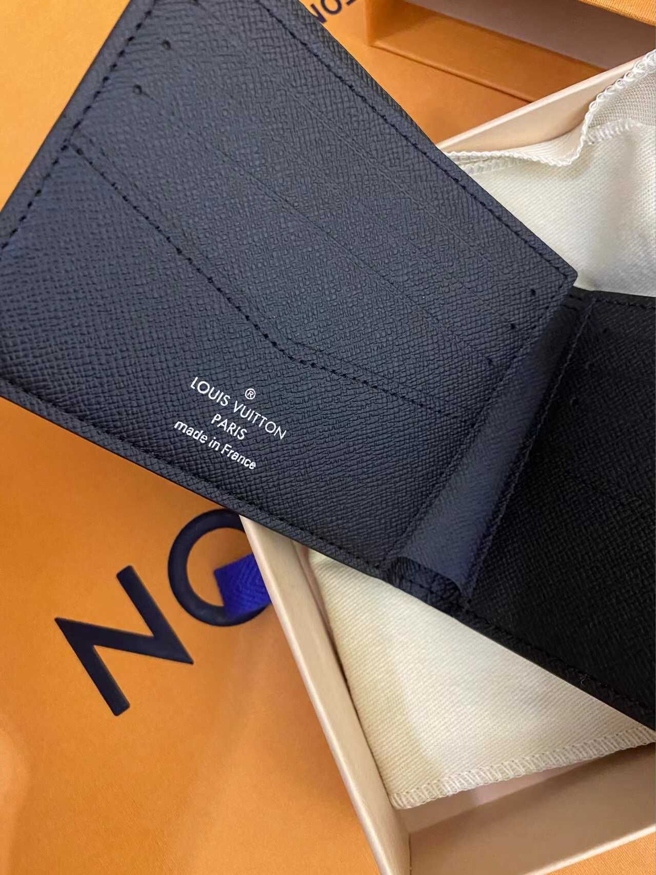 Czarne etui na monety Louis Vuitton w szachownicę