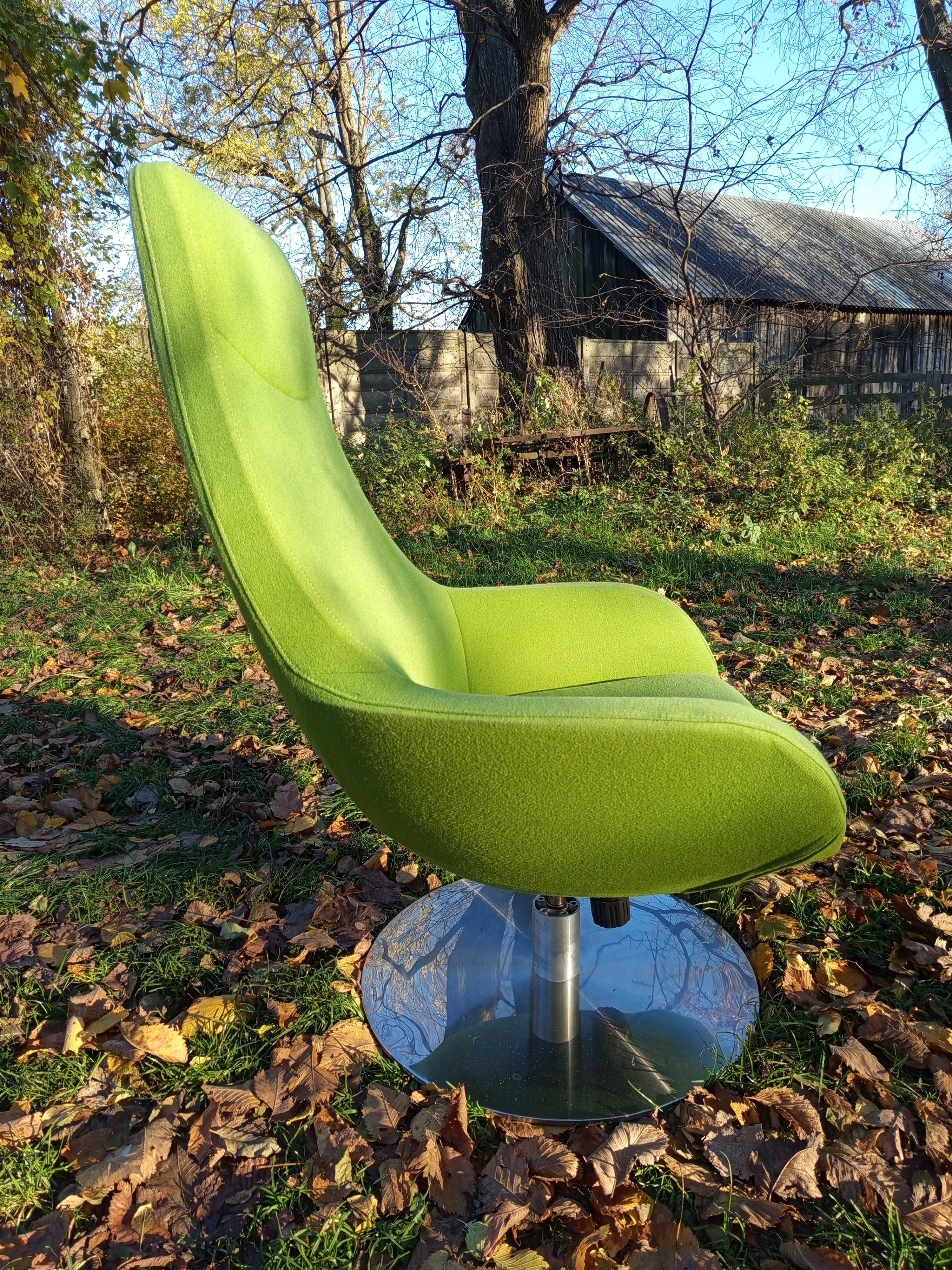 Fotel zielony z podnóżkiem ufo space age design do hotelu pensjonatu