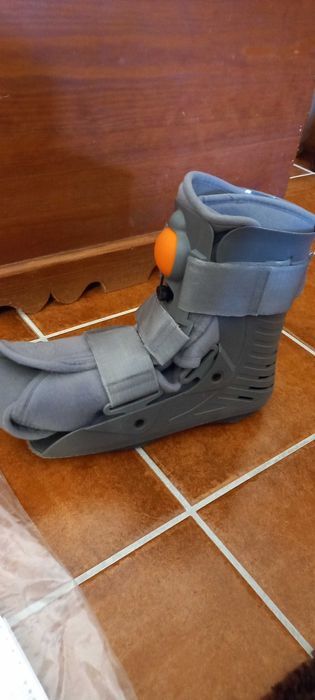 Bota ortopédica insuflável usada 15 dias