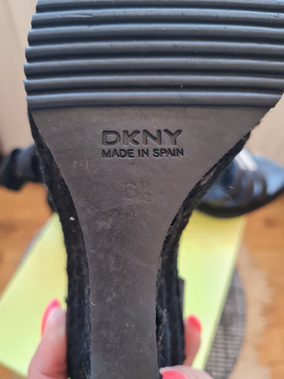 Sandały koturny skórzane czarne DKNY roz.37