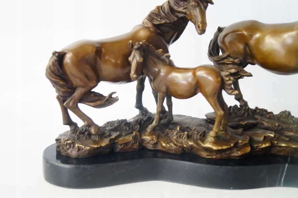 Figura z brązu rzeźba Konie rodzina koń stadnina