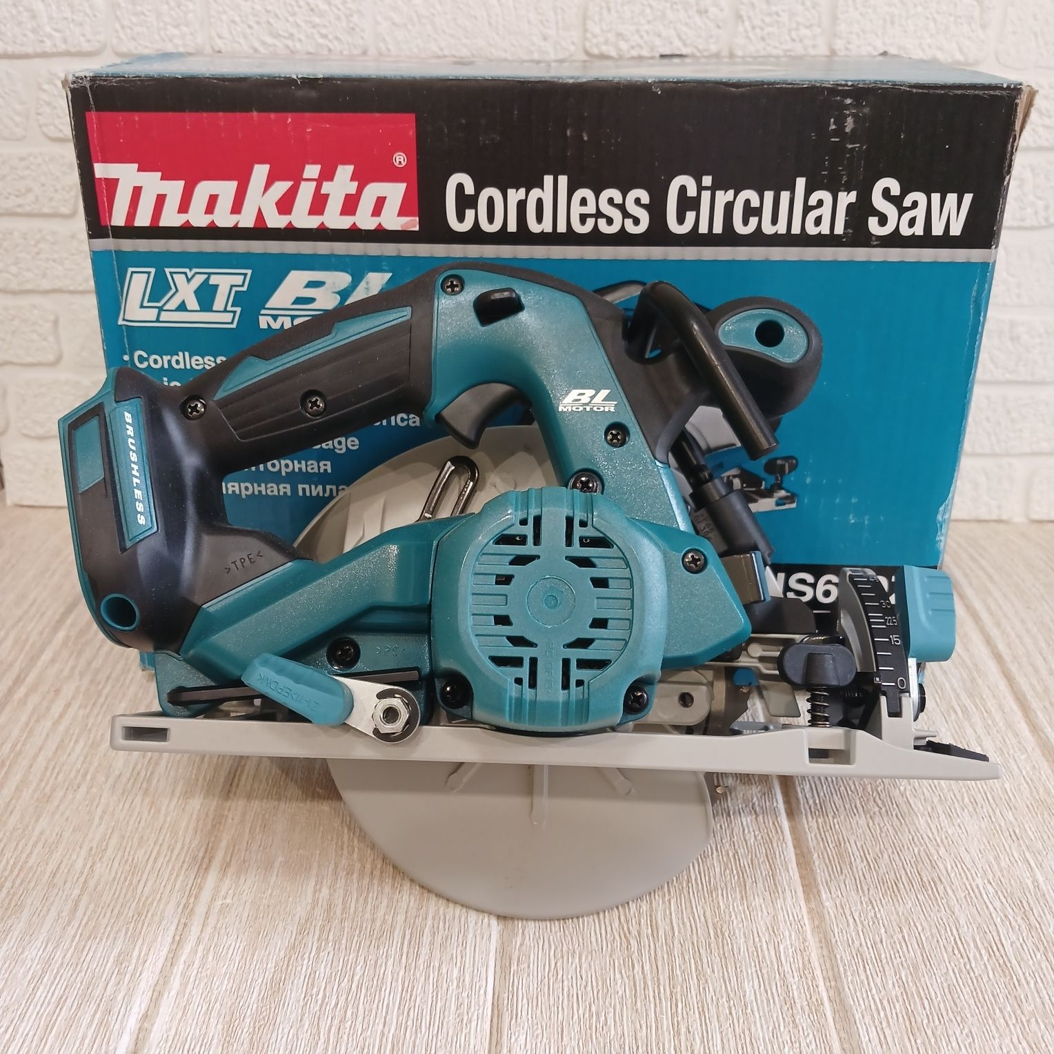 Акумуляторна дискова пила makita dhs680
