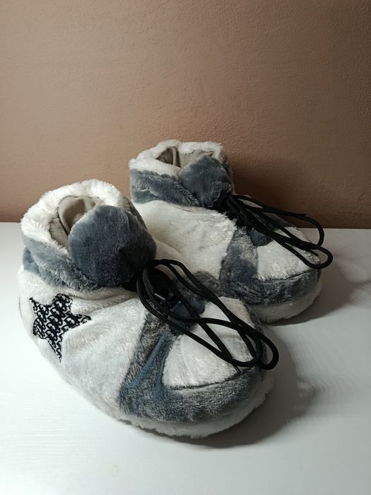 Kapcie pluszowe w stylu sneakersów