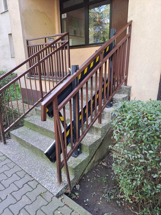 Podjazdy zewnętrzne i wewnętrzne dla niepełnosprawnych
