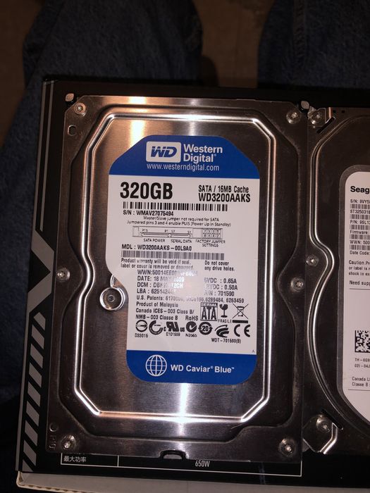 2x HDD, 1x Western Digital 320GB e 1x Barracuda 250GB