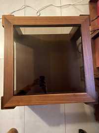 Mesa quadrada de madeira com tampo de vidro
