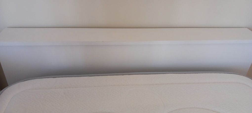 Cama com colchão viscoelástico e estrado