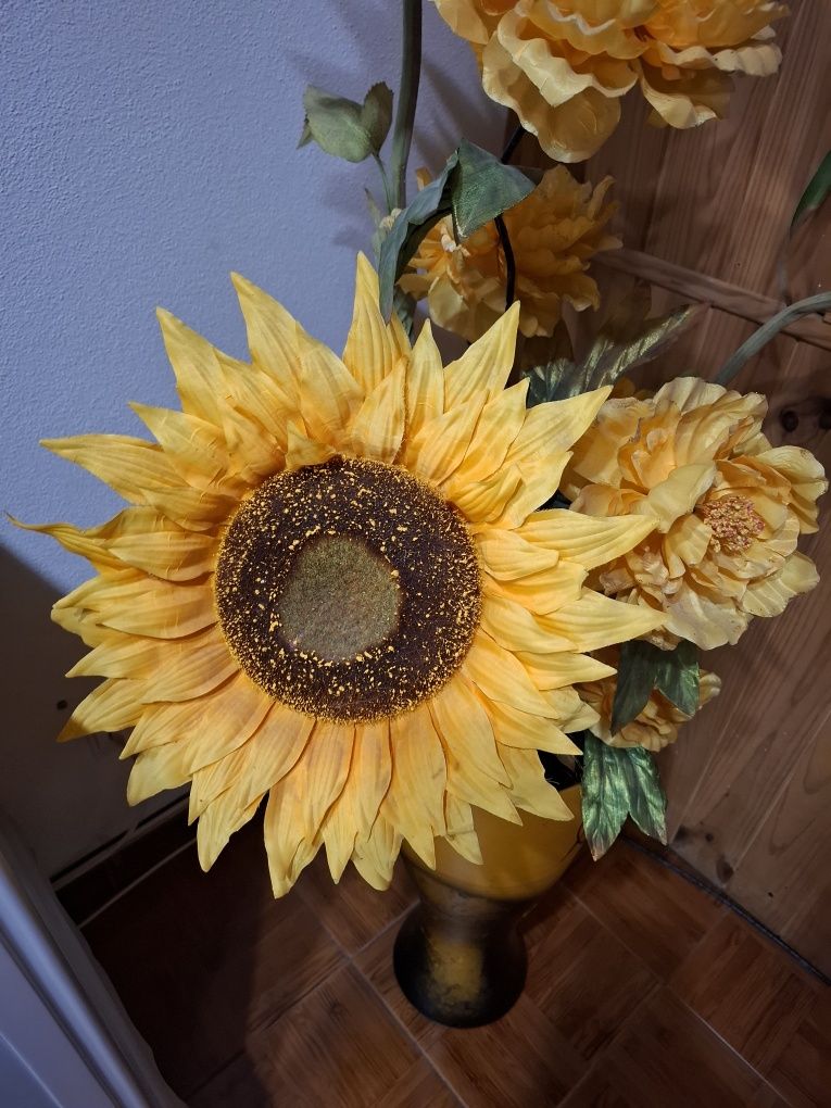 Jarrao com girassóis e flores amarelas