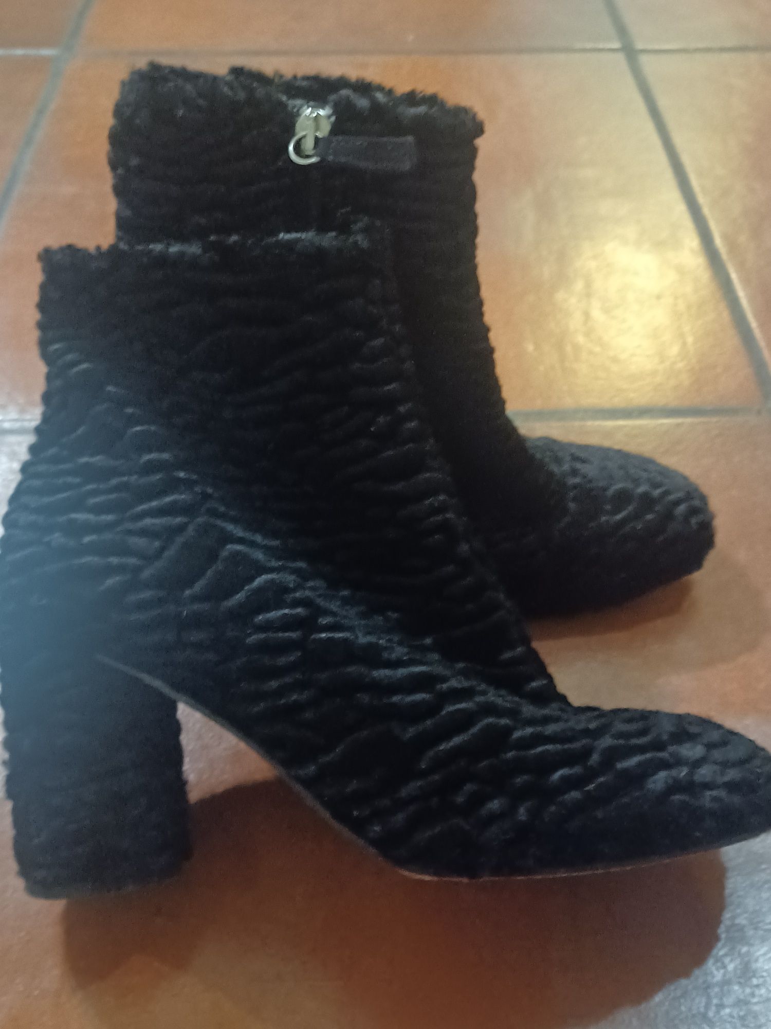 Botas de veludo com relevo,pelo tornozelo,Zara,como novas, tamanho 38