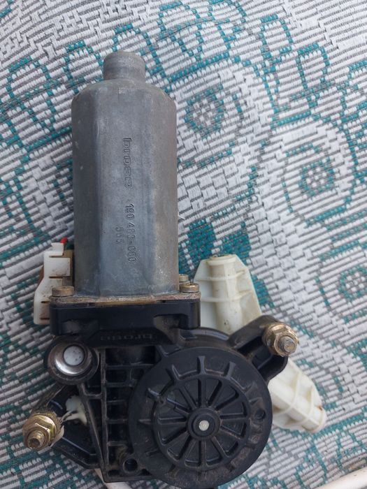 Моторчик заднего левого стеклоподьемника Toyota Carina E Avensis T22