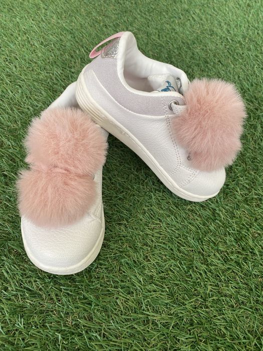 Tenis brancos com pompons menina tamanho 23