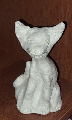 Фигурка кота из белой глины