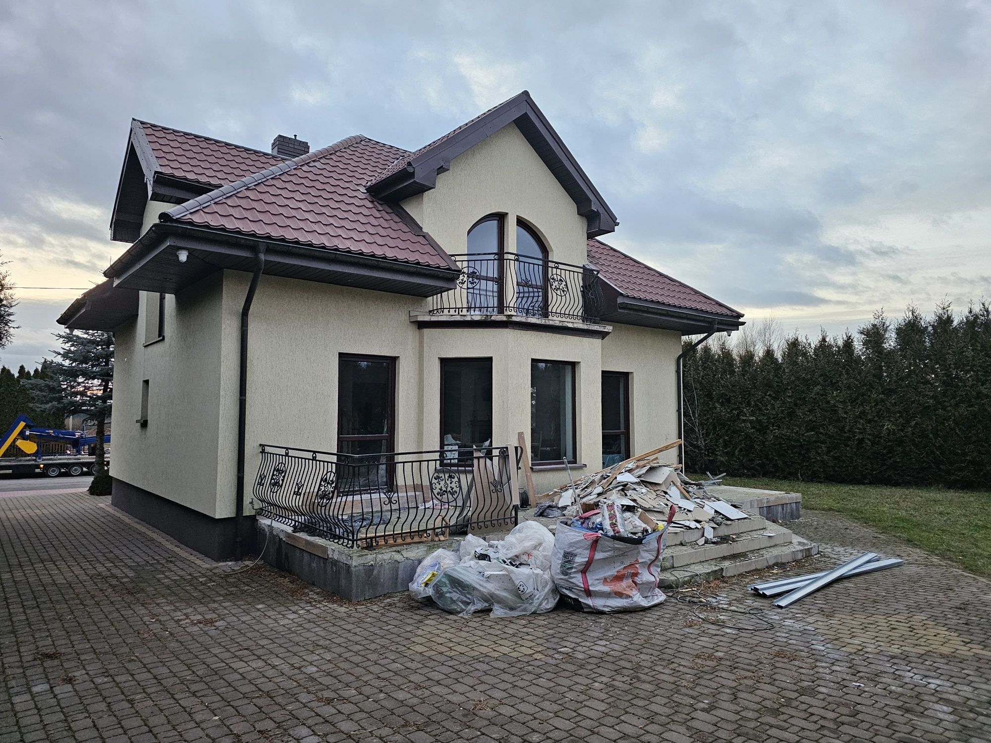 Sprzedam blachędachówkę  kompletne pokrycie dachu rynny itp