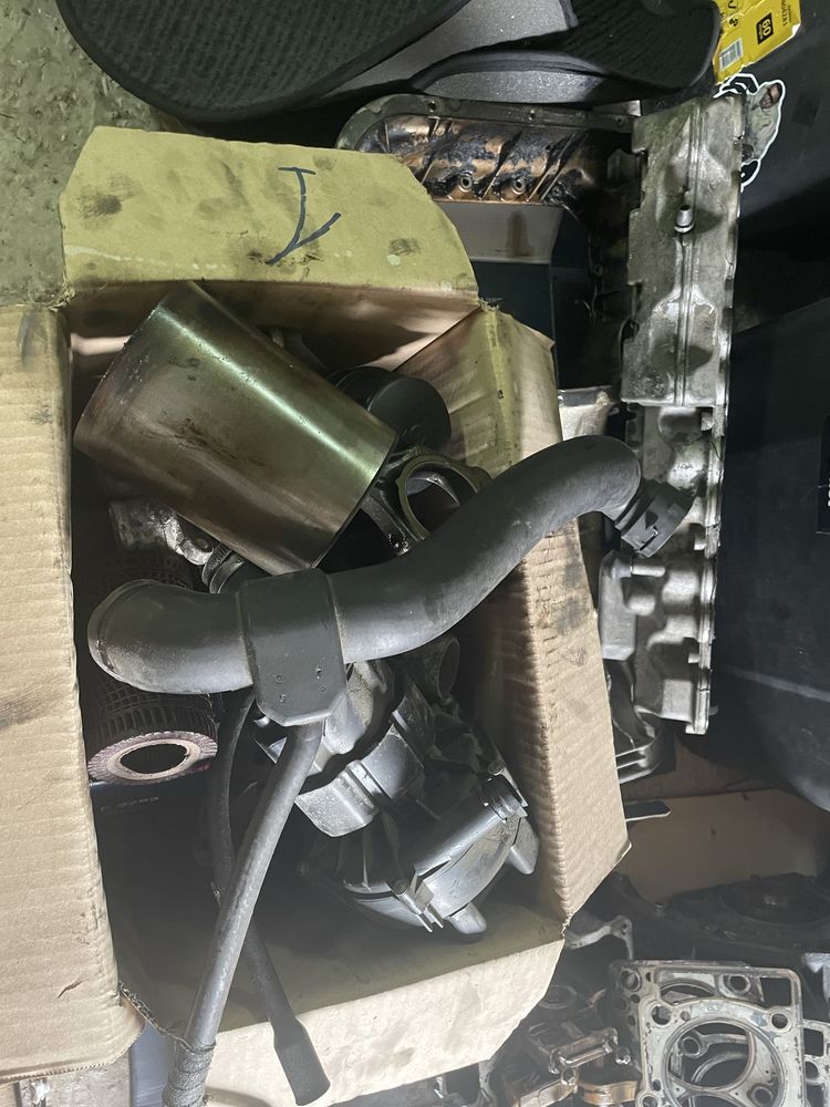 Мотор м113 5.0 разобранный по частям.