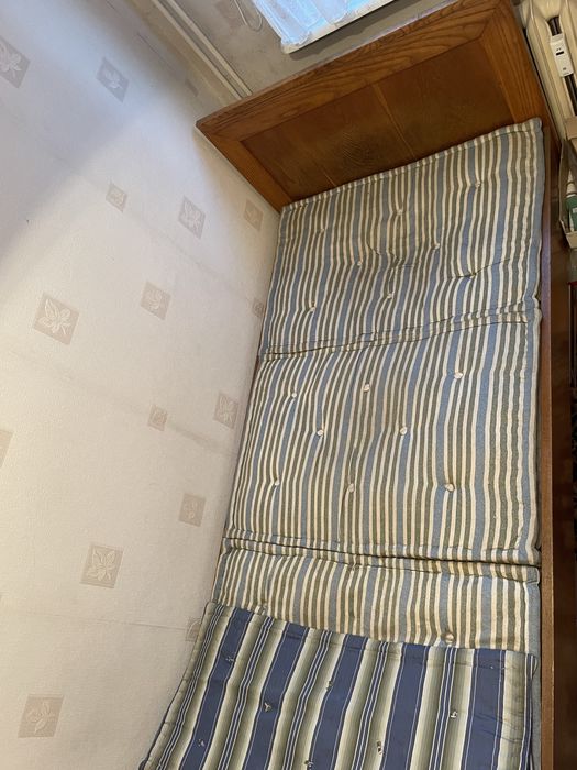 Łóżko drewniane na sprężynach stare