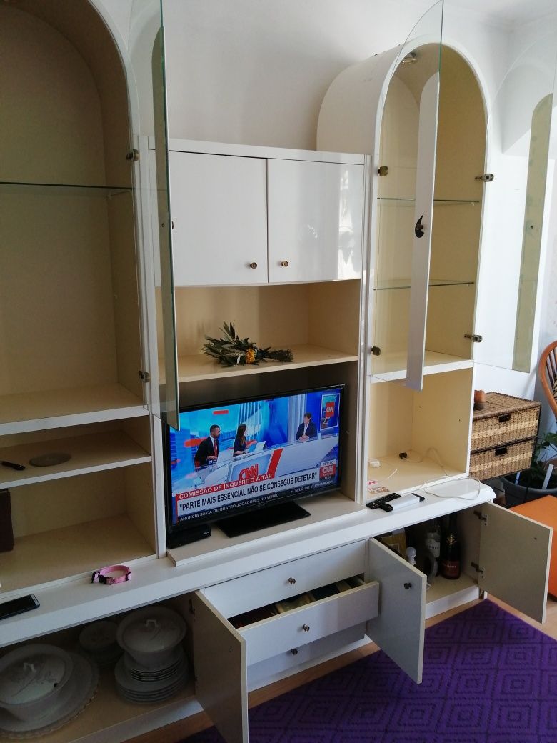 Móvel tipo estante para TV, com muita arrumação. Bom estado.