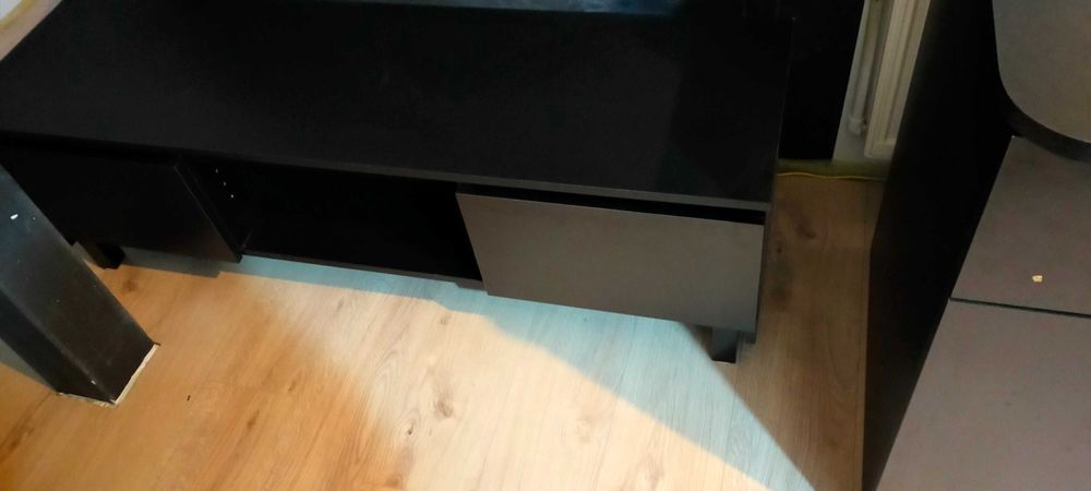 Szafka rtv czarna na nóżkach