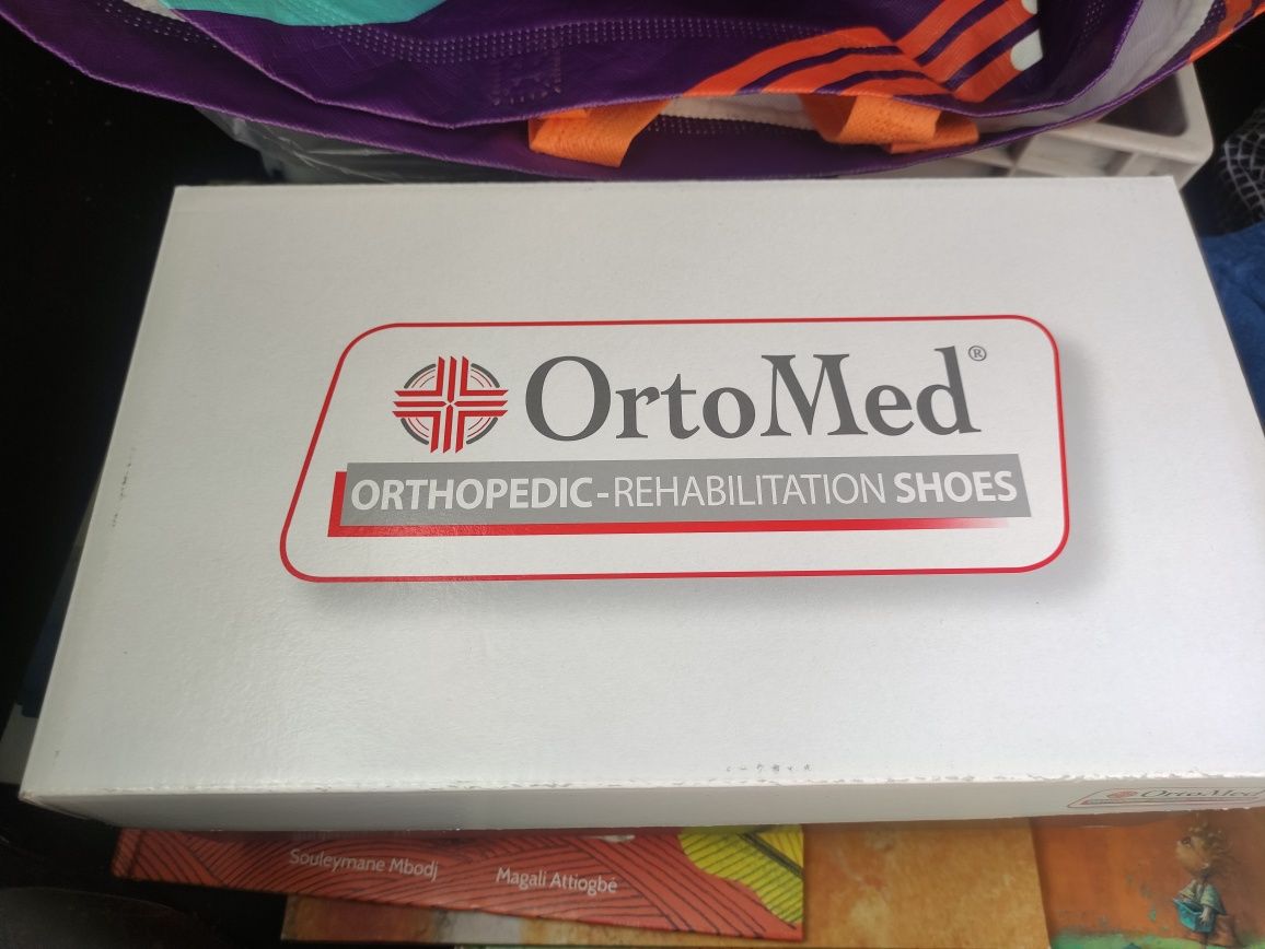 Sapato ortopédico tipo botim com velcro T.39
