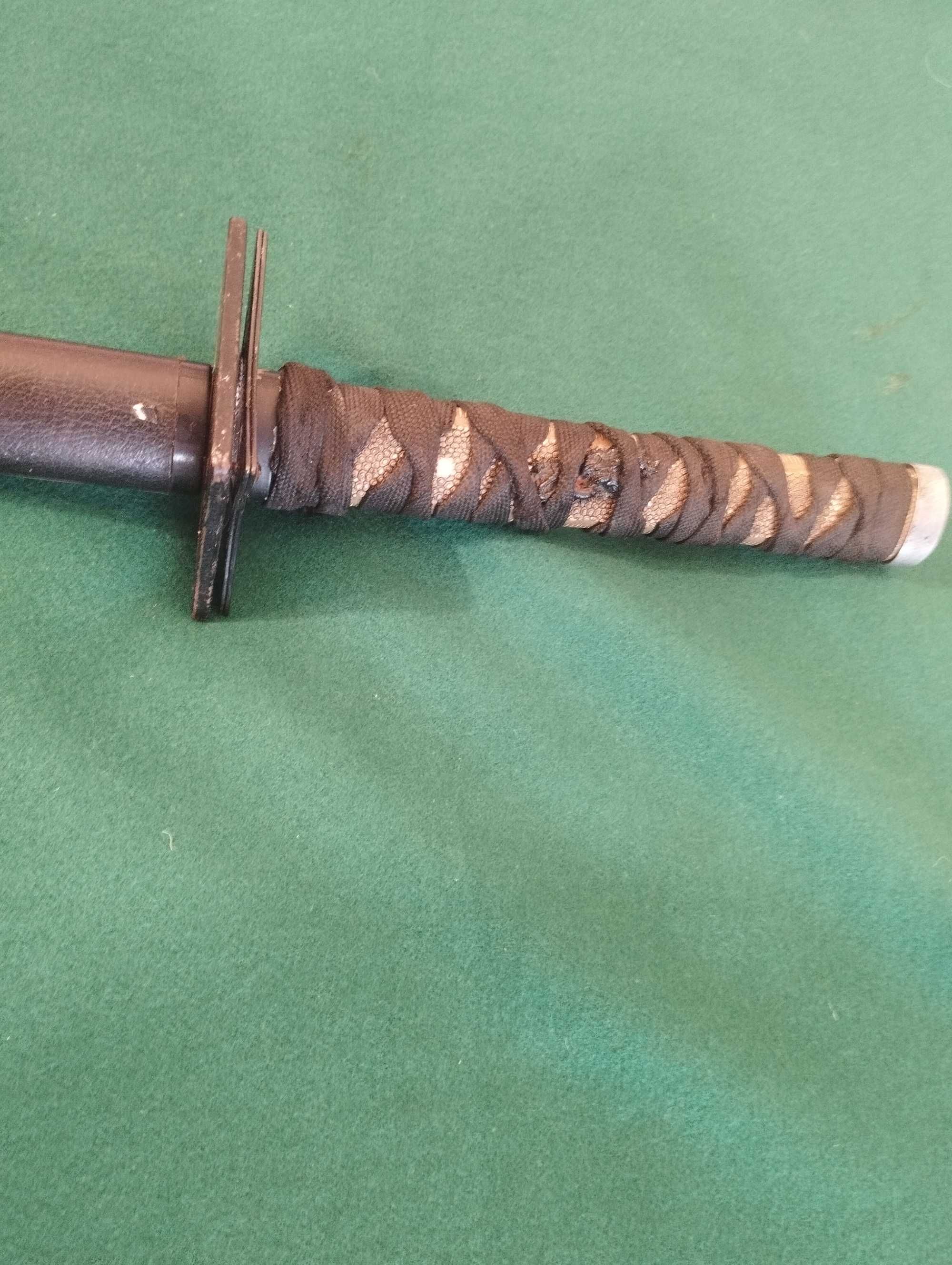 Sabre Katana em estilo japonês de fabricação contemporânea.