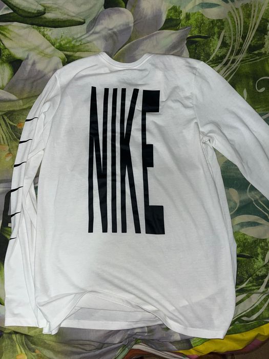 лонгслив Nike саме те що треба під футболку коли холодно