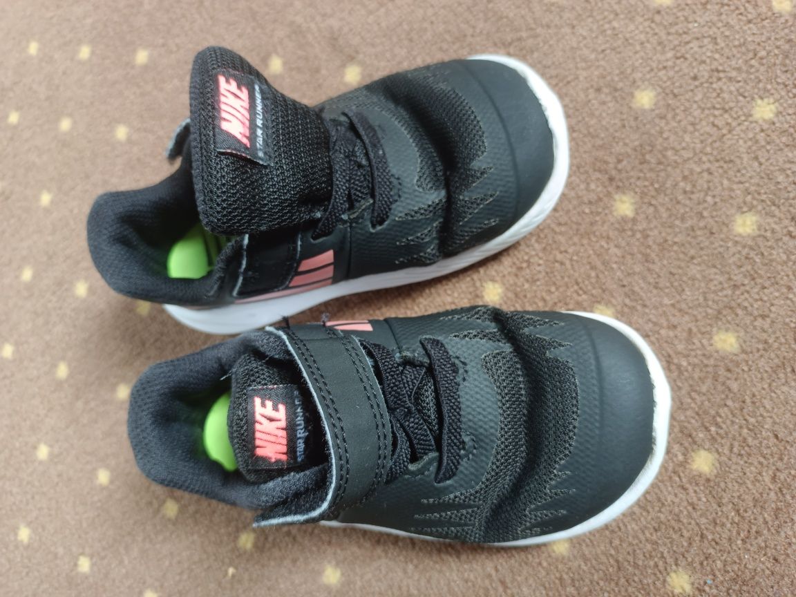Buciki sportowe adidasy Nike 23,5 24 13 cm czarne
