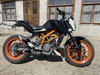 KTM duke 390.