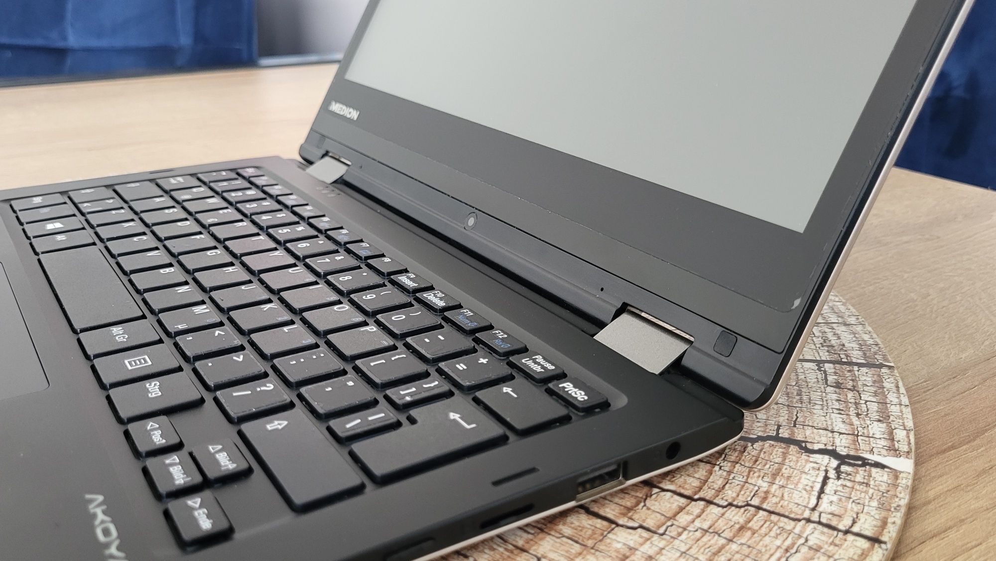 Laptop Medion Akyoya e2218t (md 60200) / uszkodzone ładowanie