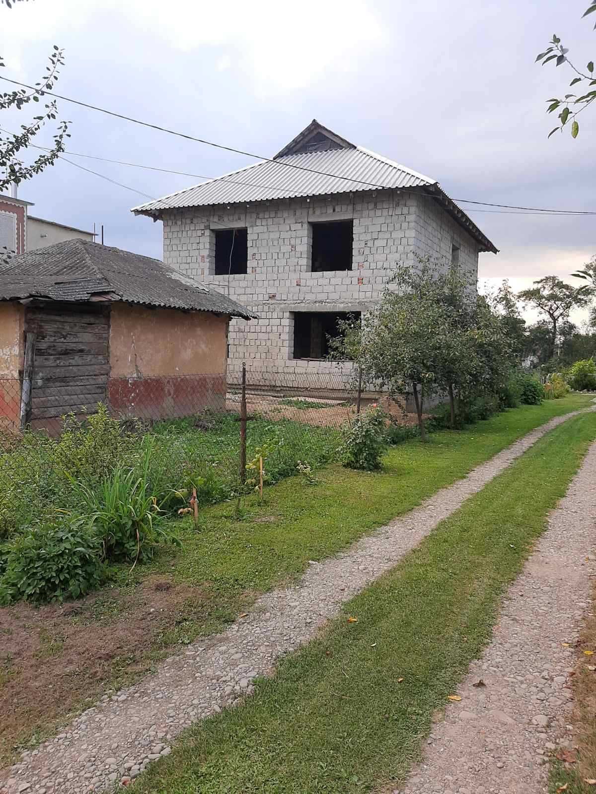 Новобудова в селі Радча