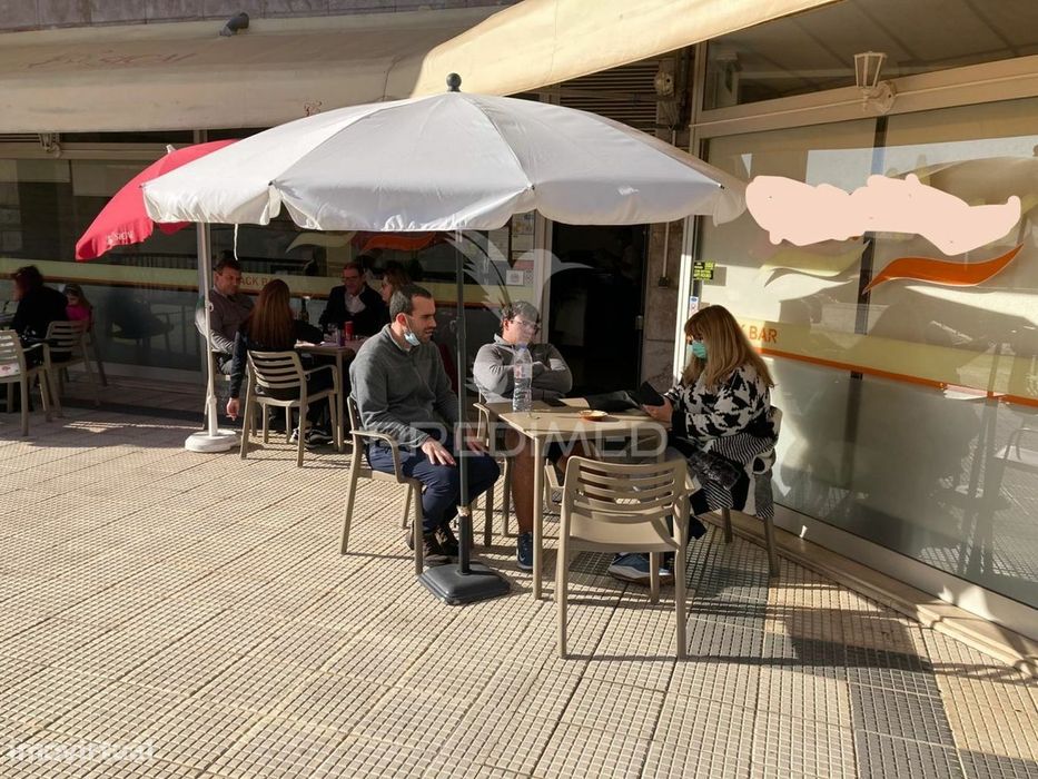 Faro- Restaurante com Esplanada & Take Away em  funcionamento