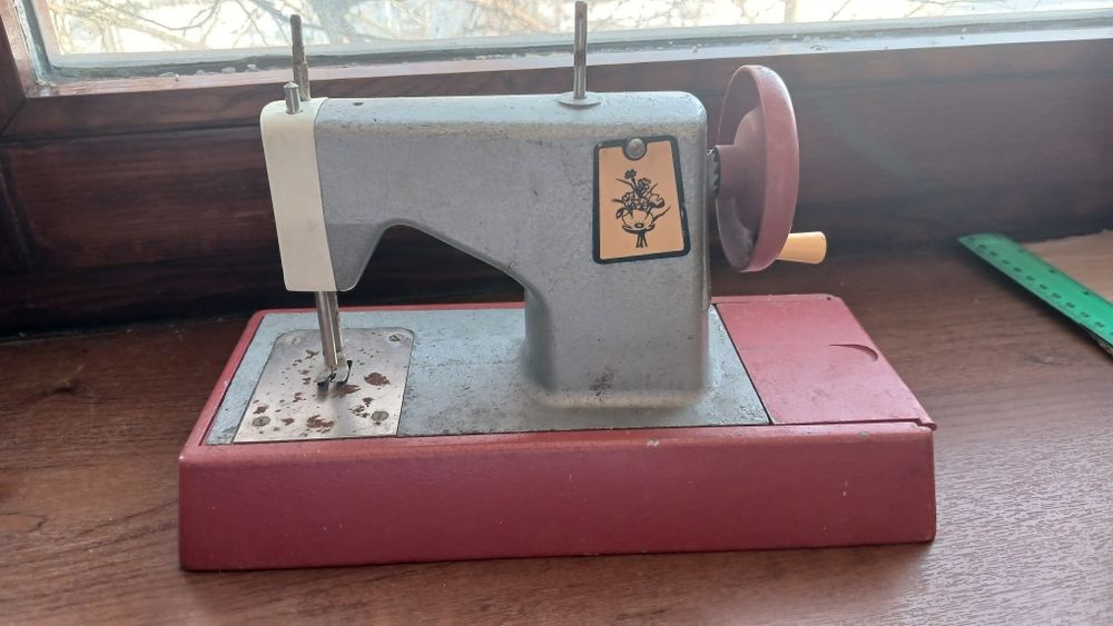 Детская швейная машинка СССР