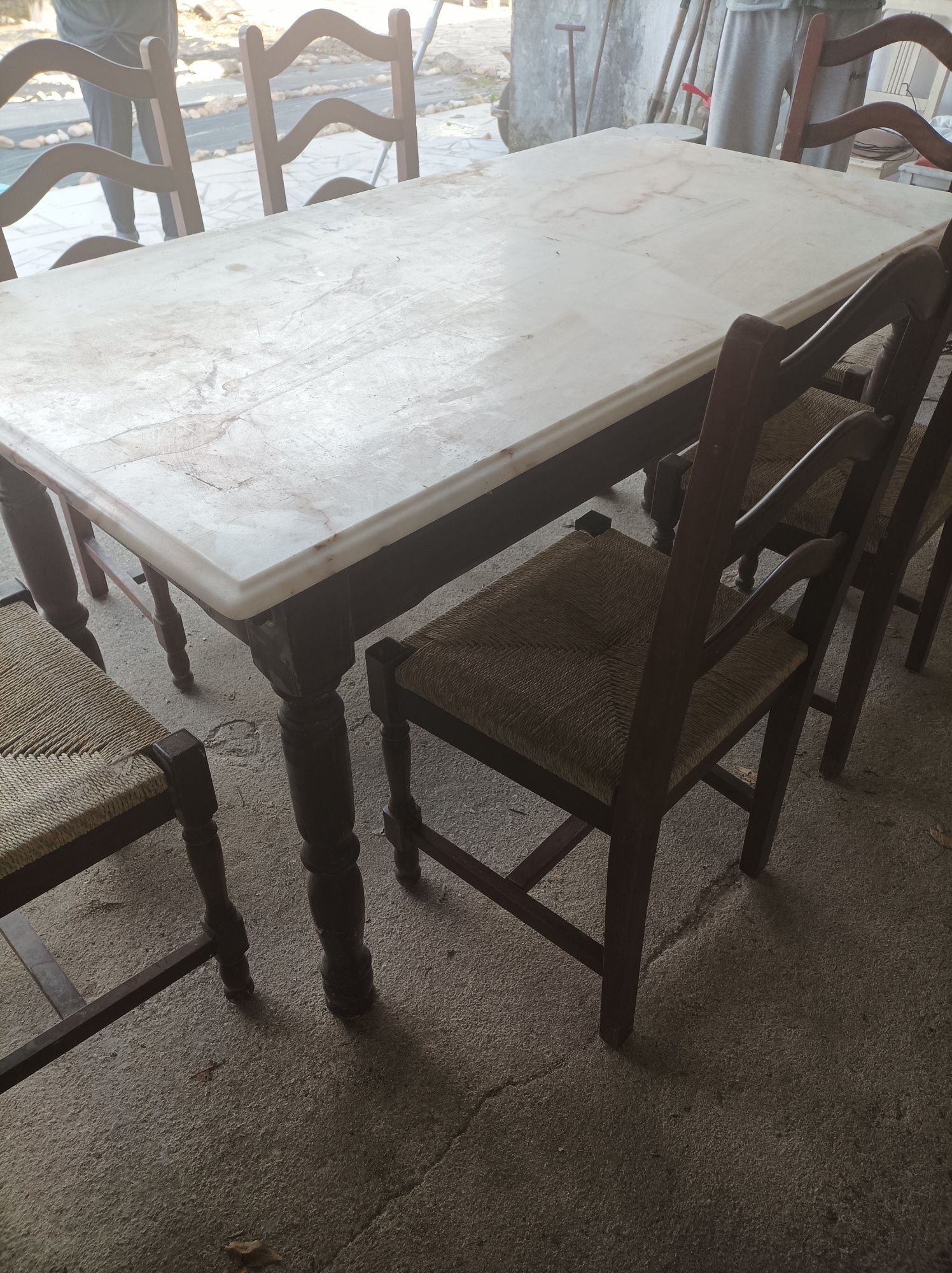 Mesa com tampo em mármore e seis cadeiras