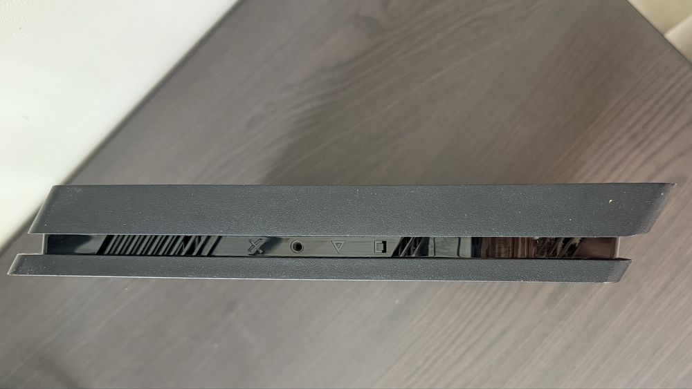 Playstation 4 Slim 500 GB z 2 padami