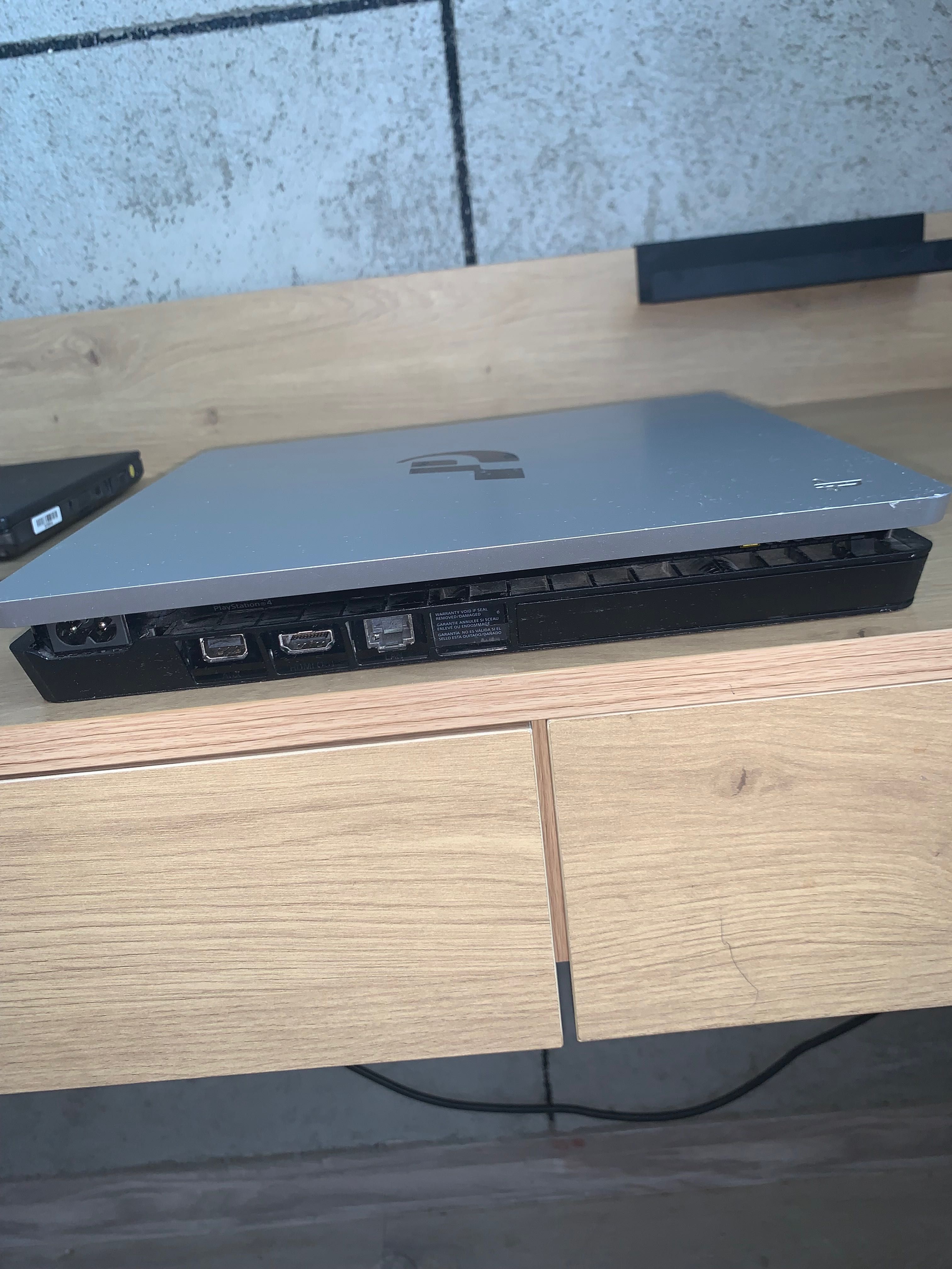 PS4 Slim 1TB GT Edition + gra + pad – stan bdb