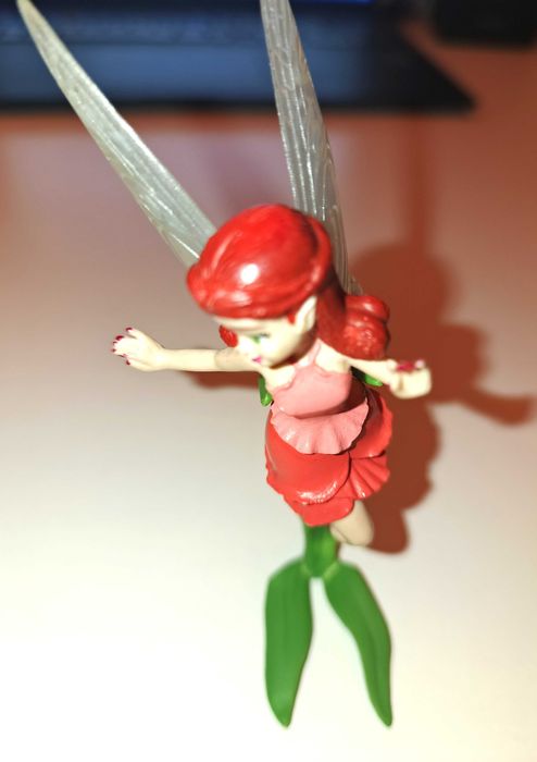 Figurka latającej wróżki, ok 9 cm. Używana, w dobrym stanie.