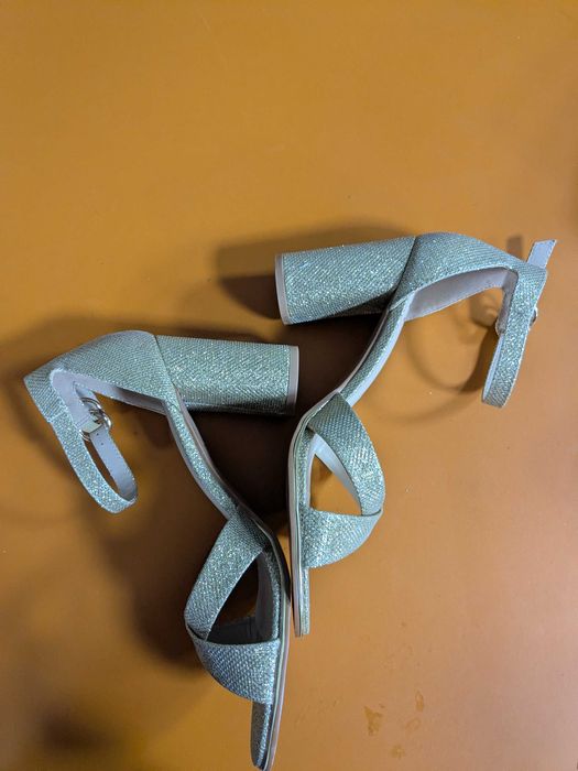 DP. eleganckie buty na obcasie złote rozm. 41