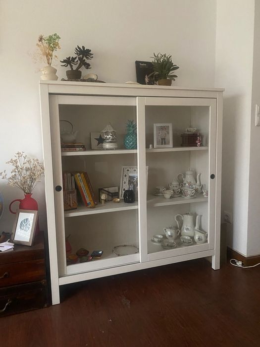 Vitrina com prateleiras