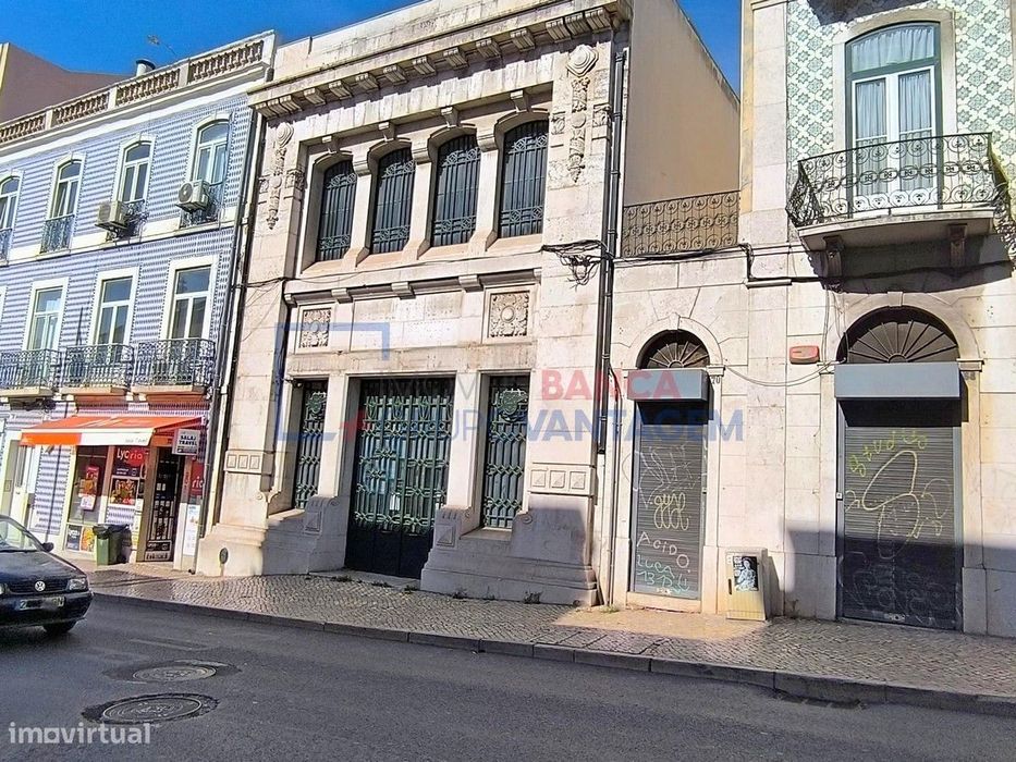 Prédio com 2 pisos em Alcântara