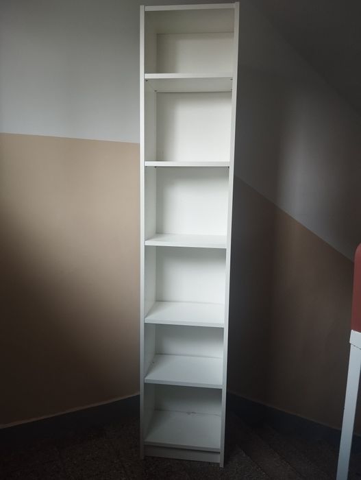 Biały uniwersalny praktyczny regał