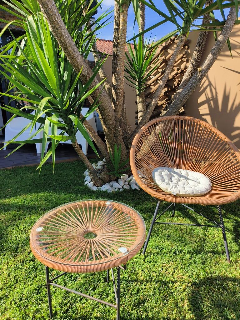 Conjunto mesa e duas cadeiras