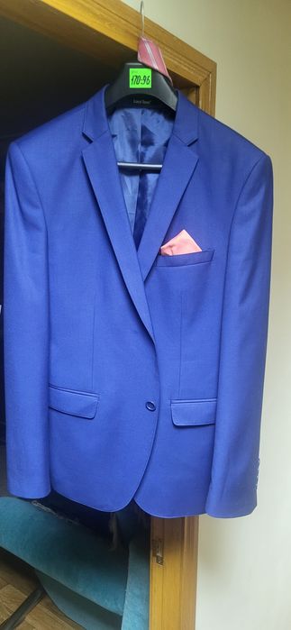 Мужской классический костюм темно-синего цвета с галстуком 52 размера
