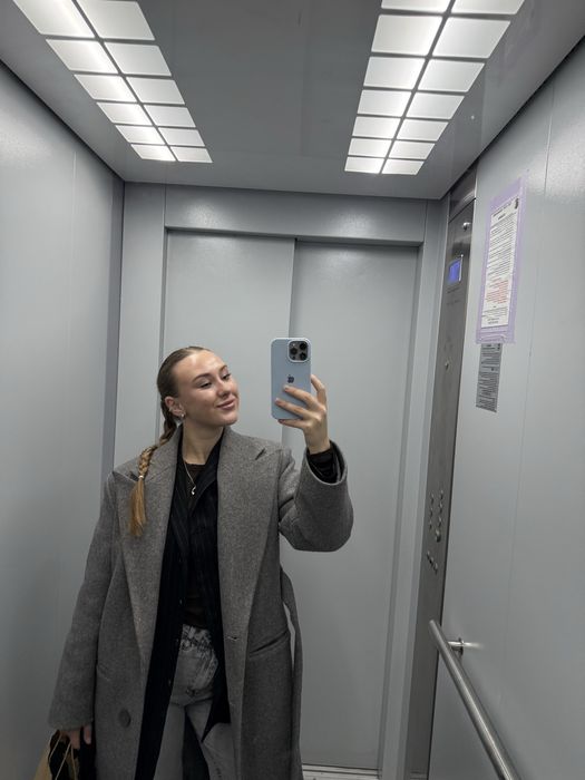 Сіре пальто українського виробника